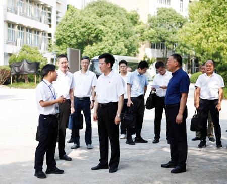 平湖市領(lǐng)導(dǎo)調(diào)研交通學校1（盛思佳）_副本.jpg